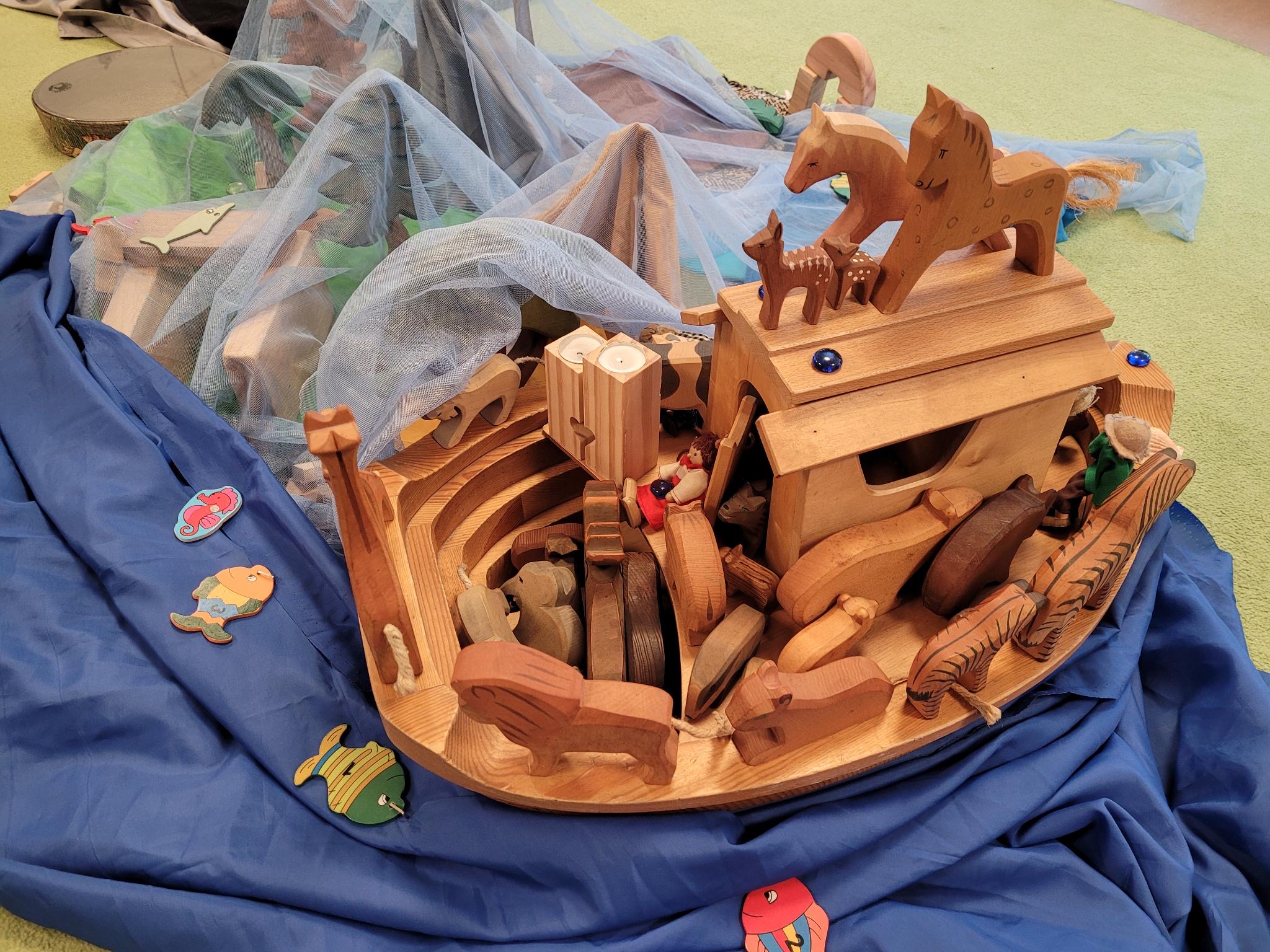 In der grünen Gruppe ist hat gerade das Thema: „Arche Noah“ begonnen und wurde mit den Kindern in Form von einem Bodenbild erarbeitet. Arche Noah als Bodenbild zum neuen Thema